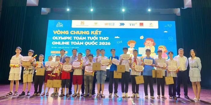 Các em học sinh xuất sắc giành giải nhất tại vòng chung kết Olympic Toán Tuổi thơ Online các khối lớp 4, 5, 6, 7 và 8.