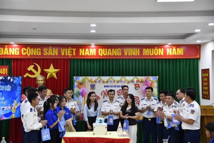 Hải đội 401 và Đoàn thanh niên Trường THPT An Thới thổi nến chúc mừng sinh nhật đồng đội.
