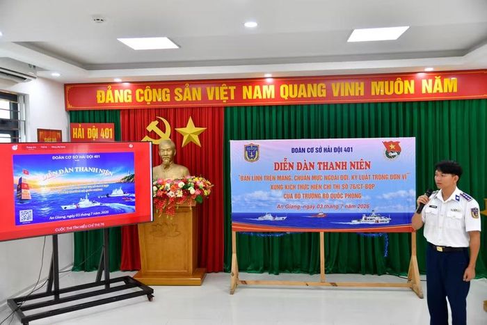 Cán bộ, chiến sĩ tham gia thi tìm hiểu Chỉ thị 76 của Bộ Quốc phòng trên nền tảng số.