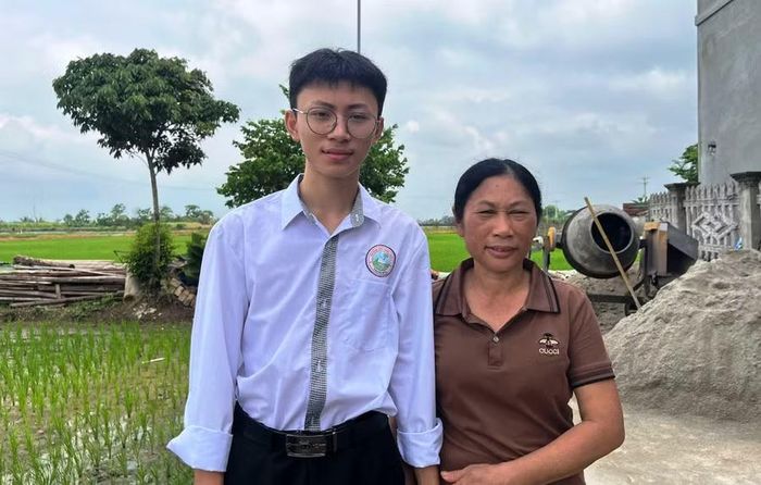 Nguyễn Đình Trung và mẹ.