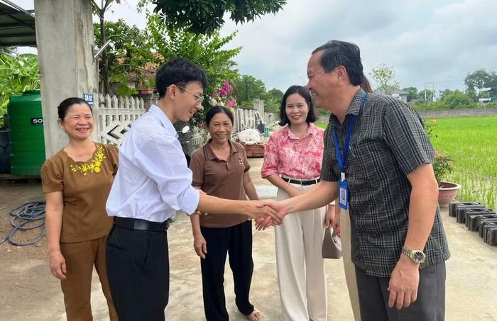 Lãnh đạo Trường THPT Triệu Sơn 2 và em Nguyễn Đình Trung.