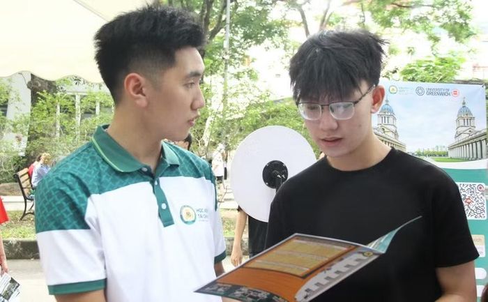 Tư vấn cho thí sinh về ngành, chương trình đào tạo của Học viện Tài chính.