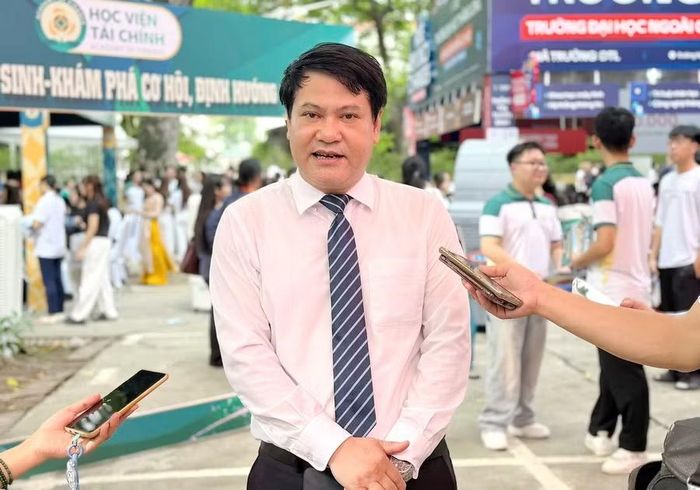 TS Lê Tuấn Hiệp – Phó Giám đốc Học viện Tài chính trao đổi với phóng viên tại Ngày hội lựa chọn nguyện vọng xét tuyển đại học, cao đẳng 2026 - 4/7.