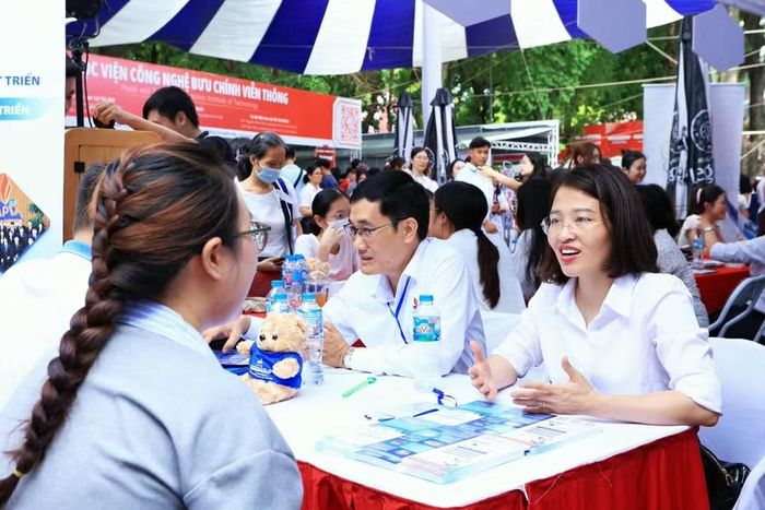 Thí sinh tới gian tư vấn tuyển sinh của Học viện Chính sách và Phát triển sáng 4/7.
