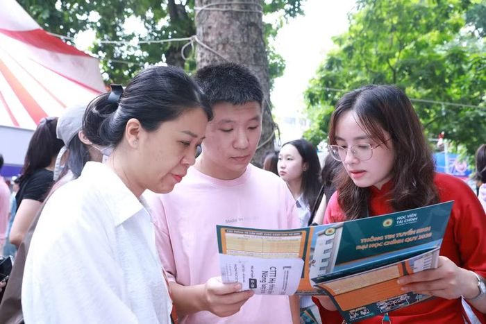 Cán bộ tuyển sinh giải đáp thắc mắc của thí sinh và phụ huynh.