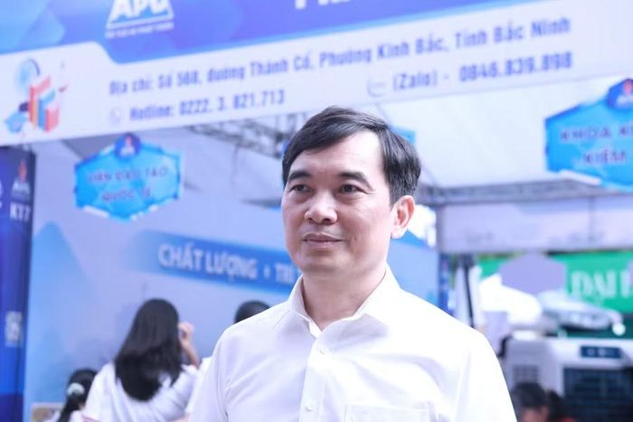 NGƯT.PGS.TS Trần Trọng Nguyên trao đổi thông tin về công tác tuyển sinh năm 2026.
