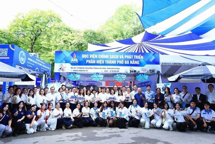 Đại diện thầy trò Học viện Chính sách và Phát triển ở cả 2 phân hiệu cùng tề tựu tại Ngày hội tư vấn xét tuyển 2026.