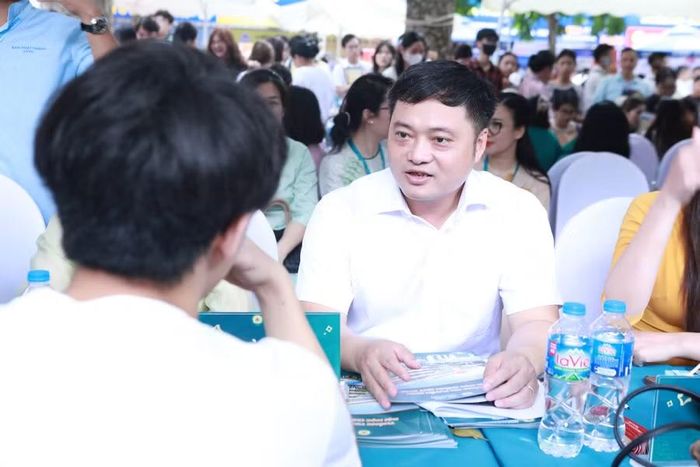 TS Lưu Hữu Đức giải đáp câu hỏi của thí sinh về tuyển sinh năm 2026 của Học viện Tài chính.