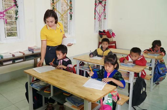 Cô trò Trường Phổ thông Dân tộc bán trú Tiểu học Nhôn Mai (xã Nhôn Mai, Nghệ An). Ảnh: Hồ Lài