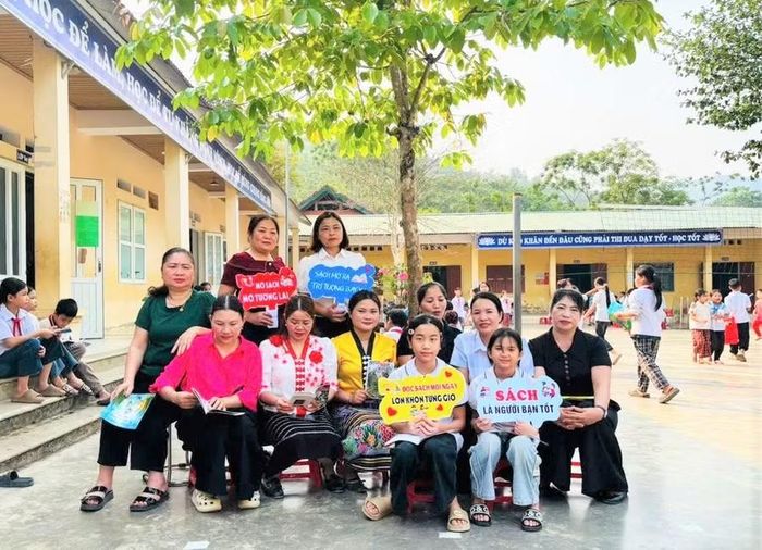 Giáo viên và học sinh Trường Phổ thông Dân tộc bán trú Tiểu học Lượng Minh (xã Lượng Minh, Nghệ An). Ảnh: NTCC