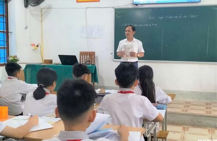 Thầy Cao Xuân Tiến chấp nhận đi xa nhà để trở thành giáo viên chính thức tại Trường Phổ thông DTNT THCS Con Cuông, Nghệ An. Ảnh: NVCC