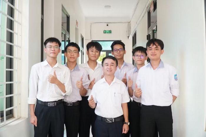 Thầy giáo Phạm Hồng Thân cùng học sinh đạt điểm cao thi tốt nghiệp THPT năm 2026. Ảnh: Hồ Lài
