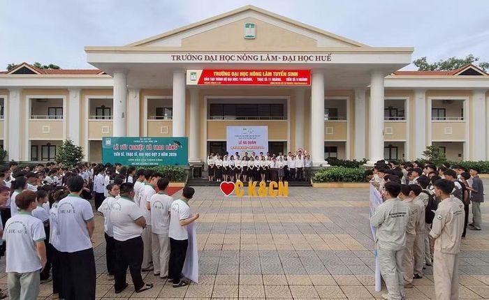 Lễ xuất quân đưa sinh viên tham gia chương trình “Học kỳ doanh nghiệp”.