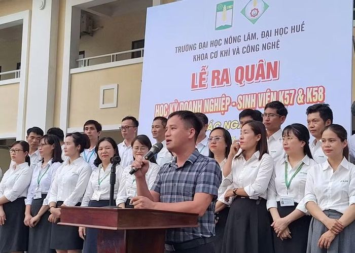 Đại diện doanh nghiệp phát biểu.