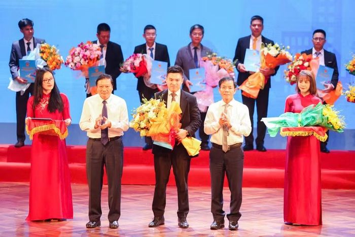 Ông Nguyễn Văn Phương, Bí thư Tỉnh ủy và ông Lê Hồng Vinh, Chủ tịch UBND tỉnh trao quyết định chủ trương đầu tư.