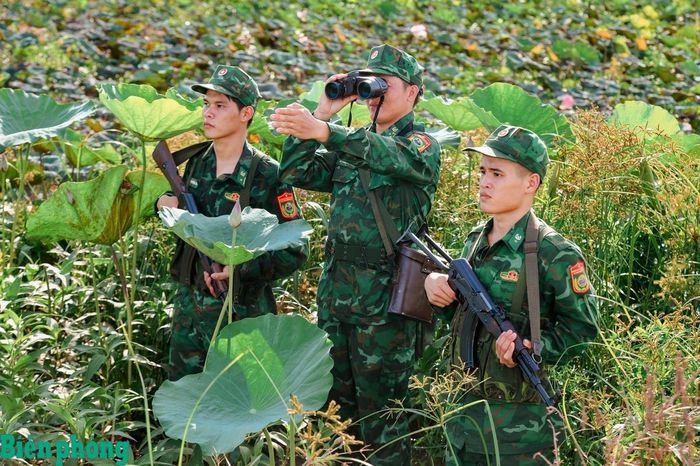 Cán bộ, chiến sĩ Bộ đội Biên phòng tỉnh An Giang tuần tra, quản lý, bảo vệ biên giới. Ảnh: Tuấn Kiệt