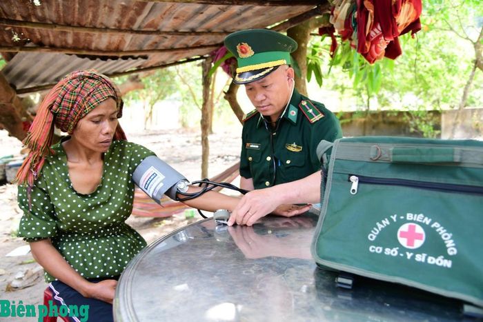 Cán bộ Đồn Biên phòng Lộc Thành, Bộ đội Biên phòng thành phố Đồng Nai khám sức khỏe miễn phí cho người dân. Ảnh: Hồng Ánh