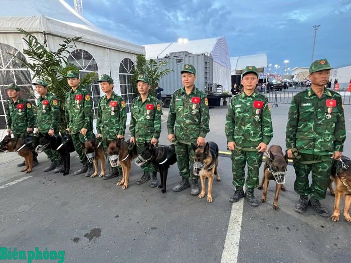 Cán bộ, huấn luyện viên và chó nghiệp vụ của Đội công tác Bộ đội Biên phòng Việt Nam sẵn sàng nhận nhiệm vụ tìm kiếm, cứu hộ, cứu nạn tại Venezuela. Ảnh: Quốc Hương
