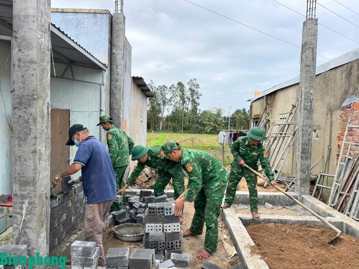 Cán bộ, chiến sĩ Bộ đội Biên phòng tỉnh Đắk Lắk hỗ trợ xây dựng nhà ở cho người dân trong quá trình thực hiện "Chiến dịch Quang Trung". Ảnh: Ngọc Lân