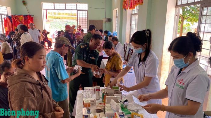 Cán bộ quân y Bộ đội Biên phòng tỉnh Gia Lai khám bệnh, tư vấn sức khỏe cho người dân khu vực biên giới. Ảnh: Thanh Bình