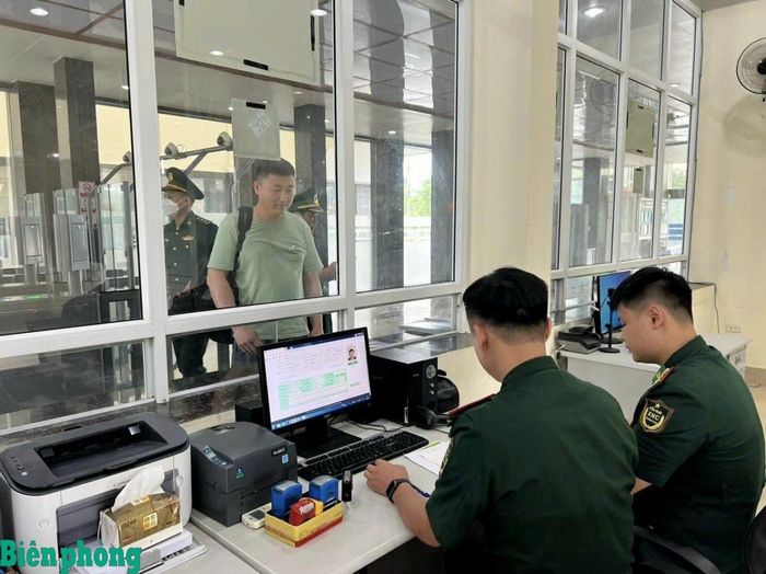 Cán bộ Trạm Kiểm soát Biên phòng cửa khẩu quốc tế Tà Lùng, Bộ đội Biên phòng tỉnh Cao Bằng ứng dụng công nghệ thông tin, rút ngắn thời gian giải quyết thủ tục xuất, nhập cảnh. Ảnh: Đơn vị cung cấp