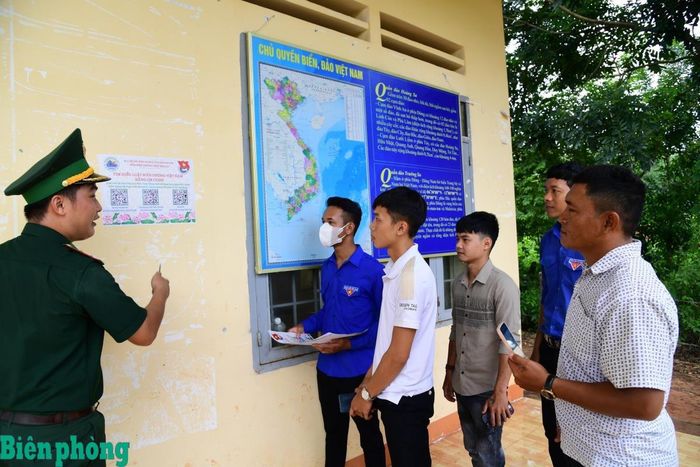 Cán bộ Đồn Biên phòng cửa khẩu quốc tế Hoa Lư, Bộ đội Biên phòng thành phố Đồng Nai ứng dụng công nghệ số, sử dụng mã QR trong công tác tuyên truyền ở khu vực biên giới. Ảnh: Hồng Ánh