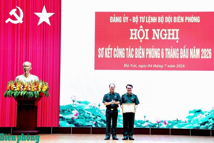 Thừa ủy quyền Bộ trưởng Bộ Quốc phòng, Trung tướng Nguyễn Anh Tuấn trao danh hiệu Chiến sĩ thi đua toàn quân tặng Trung tướng Vũ Trung Kiên. Ảnh: Dân Chủ