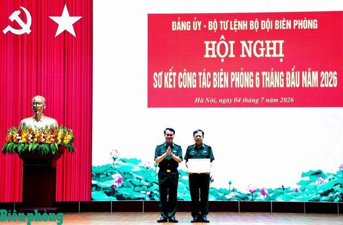 Thừa ủy quyền của Bộ trưởng Bộ Quốc phòng, Trung tướng Vũ Trung Kiên trao Bằng khen của Bộ Quốc phòng tặng Thiếu tướng Nguyễn Văn Thiện, Phó Tư lệnh Bộ đội Biên phòng. Ảnh: Dân Chủ