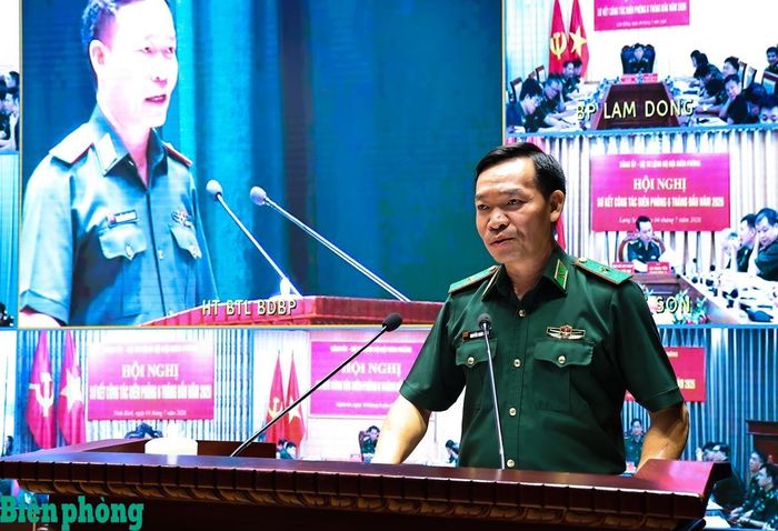 Thiếu tướng Nguyễn Xuân Toàn, Ủy viên Ban Thường vụ Đảng ủy, Chủ nhiệm Chính trị Bộ đội Biên phòng công bố các quyết định khen thưởng và điều hành phần trao thưởng. Ảnh: Dân Chủ