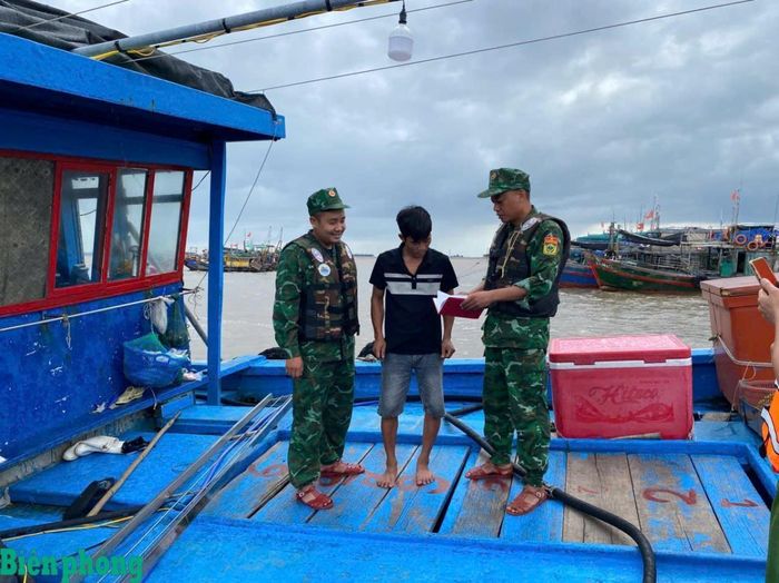 Cán bộ Đồn Biên phòng Trà Cổ tuyên truyền người dân chủ động ứng phó với bão số 1. Ảnh: Xuân Tuyến