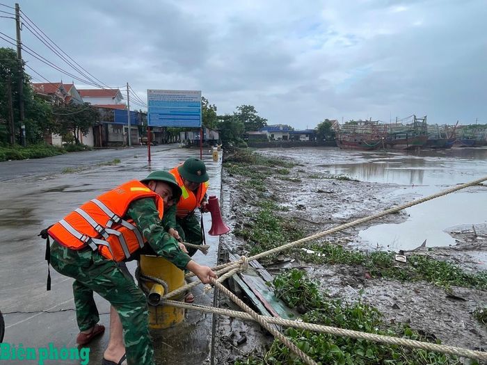 Cán bộ, chiến sĩ Bộ đội Biên phòng thành phố Hải Phòng kiểm tra, gia cố dây neo tại khu vực bến bãi, bảo đảm an toàn cho phương tiện trước khi bão ảnh hưởng trực tiếp. Ảnh: Xuân Chính
