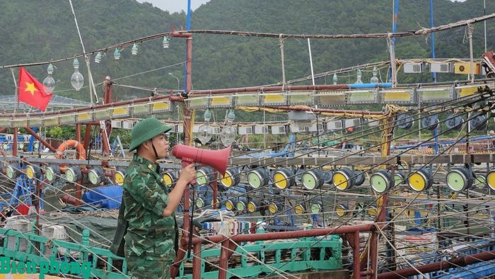 Cán bộ Bộ đội Biên phòng thành phố Hải Phòng tuyên truyền, hướng dẫn ngư dân tại khu neo đậu tàu thuyền chấp hành nghiêm các biện pháp phòng, chống bão số 1. Ảnh: Chính Xuân