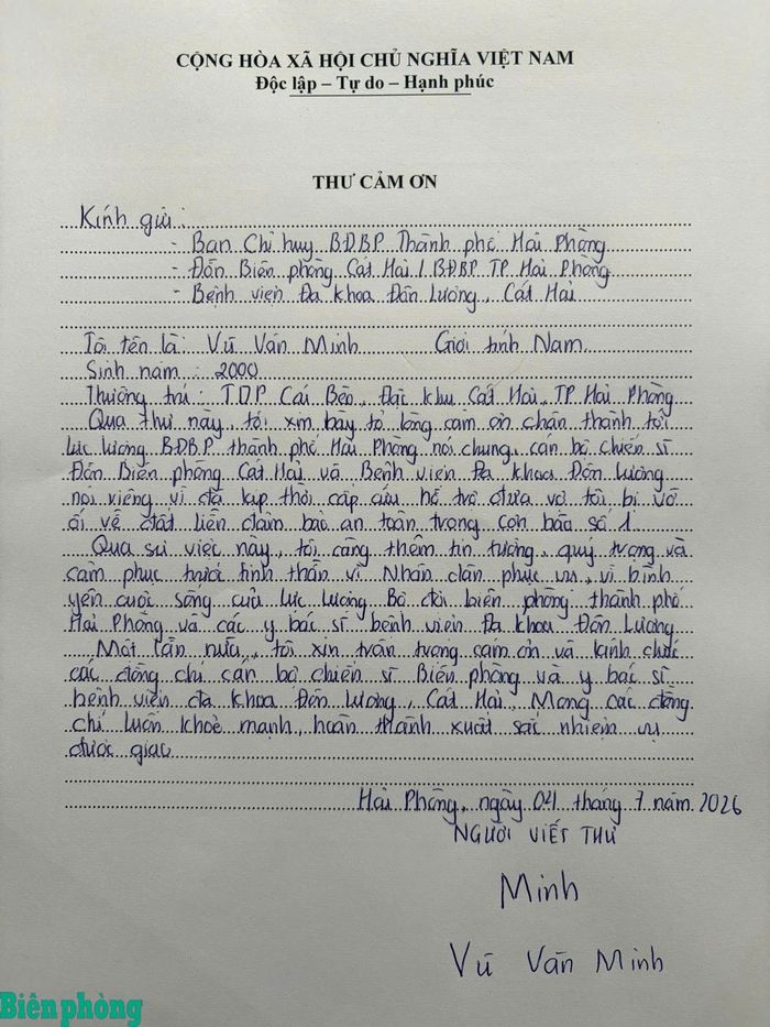 Lá thư viết tay của anh Vũ Văn Minh cảm ơn Ban Chỉ huy Bộ đội Biên phòng thành phố Hải Phòng, Đồn Biên phòng Cát Hải và Bệnh viện Đa khoa Đôn Lương đã kịp thời hỗ trợ đưa vợ anh vào đất liền cấp cứu an toàn. Ảnh: Chính Xuân