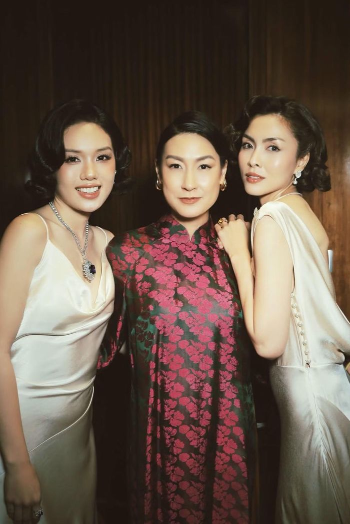 Tăng Thanh Hà đọ sắc cùng Trâm Anh - người đảm nhận vai Lý Lệ Hà (trái) - cùng đạo diễn, diễn viên Kathy Uyên tại sự kiện. Theo ê-kíp, Hoàng hậu cuối cùng không khai thác các nhân vật lịch sử như những biểu tượng xa cách mà hướng tới câu chuyện của những con người với tình yêu, gia đình, tổn thương và những lựa chọn trong cuộc sống.