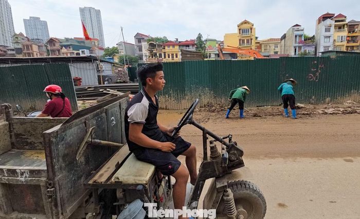 Nhiều hộ dân cho biết phải đóng kín cửa và lau dọn nhà nhiều lần mỗi ngày vì bụi phủ kín đồ đạc. Dù vậy, họ vẫn kỳ vọng dự án sớm hoàn thành để cải thiện tình trạng ngập úng.