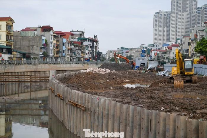 Người dân mong đơn vị thi công đẩy nhanh tiến độ, đồng thời tăng cường tưới nước, thu dọn bùn đất và vệ sinh mặt đường để hạn chế ảnh hưởng đến sinh hoạt trong thời gian dự án triển khai.
