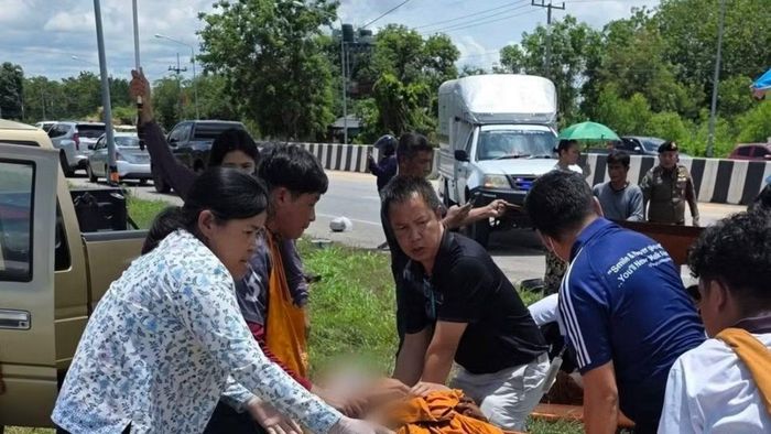 Nữ y tá Wiwat (mặc áo hoa) không chần chừ sơ cứu cho các nạn nhân. (Ảnh: Thairath)