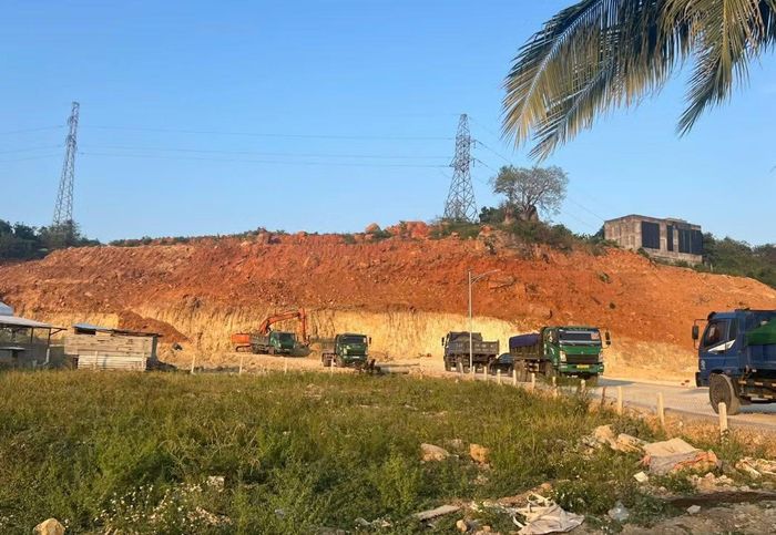 Xe chở vật liệu đi san lấp công trình tại tỉnh Khánh Hòa. Ảnh: L.H.