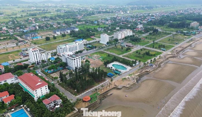 Thanh tra tỉnh Thanh Hóa đã kiến nghị UBND tỉnh chỉ đạo các sở, ngành và UBND xã Hoằng Tiến tổ chức kiểm điểm trách nhiệm tập thể, cá nhân có liên quan; khẩn trương khắc phục toàn bộ các tồn tại, vi phạm được chỉ ra. Đồng thời, yêu cầu Sở Nông nghiệp và Môi trường khẩn trương xác định lại giá đất, tính đúng, tính đủ tiền sử dụng đất và tiền thuê đất; rà soát toàn bộ giấy chứng nhận quyền sử dụng đất đã cấp để thu hồi hoặc điều chỉnh theo quy định; phối hợp thu hồi đầy đủ các khoản nghĩa vụ tài chính còn thiếu, bảo đảm không để thất thoát ngân sách nhà nước.