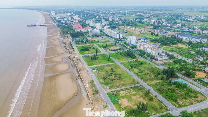 Bên cạnh đó, việc cấp giấy chứng nhận quyền sử dụng đất được thực hiện khi dự án chưa hoàn thành giải phóng mặt bằng, doanh nghiệp chưa hoàn thành đầy đủ nghĩa vụ tài chính, thậm chí có trường hợp ghi chưa đúng nguồn gốc và mục đích sử dụng đất. Thanh tra còn phát hiện việc cấp giấy chứng nhận và đăng ký biến động đối với diện tích đất chưa được giao hoặc đã thay đổi mục đích sử dụng không đúng quy định.