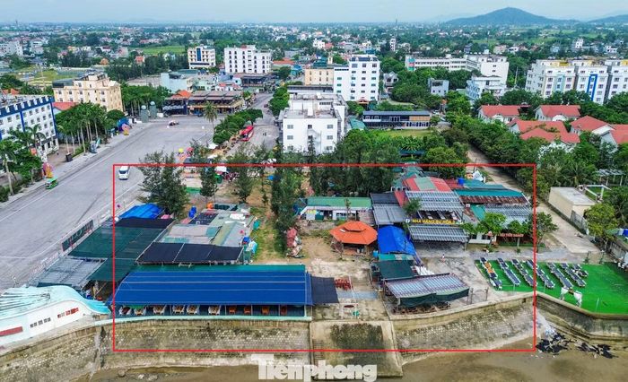  Trong khi đó, UBND xã Hoằng Tiến cùng các cơ quan tiền thân cũng để xảy ra nhiều hạn chế trong công tác quản lý địa phương. Cụ thể, việc đề xuất địa điểm đầu tư được thực hiện khi chưa có quy hoạch sử dụng đất; công tác giải phóng mặt bằng kéo dài nhiều năm chưa hoàn thành; việc điều chỉnh quy hoạch chi tiết chưa tuân thủ đầy đủ quy trình, thủ tục theo quy định; giữa quy hoạch chi tiết và quy hoạch chung còn tồn tại những nội dung thiếu thống nhất nhưng chưa được xử lý kịp thời. Trong ảnh là khu vực dự án vướng mắc trong giải phóng mặt bằng. 