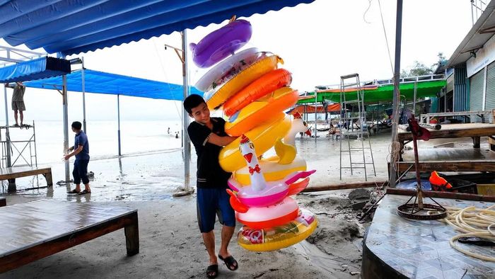 Đến sáng 4/7, tại đặc khu Cô Tô, thời tiết nhiều mây, có mưa từng lúc, gió chưa mạnh, các hoạt động ứng phó bão số 1 vẫn được các lực lượng chức năng duy trì khẩn trương.