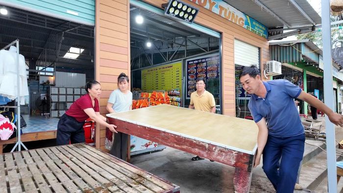 Cũng trong chiều cùng ngày, người dân trên đảo tất bật chạy bão.
