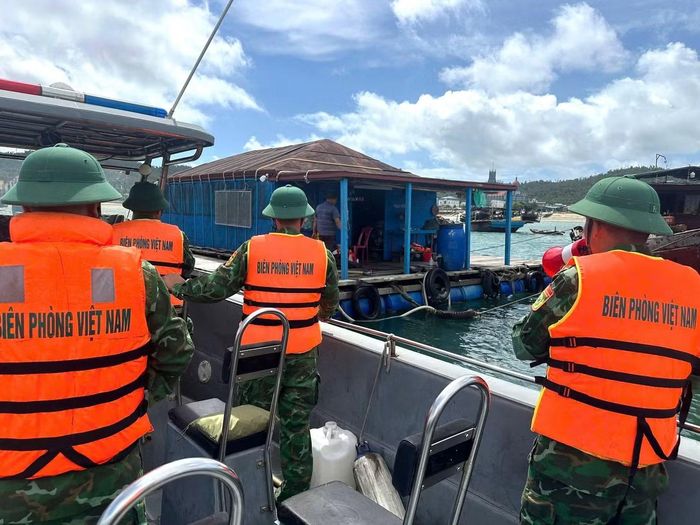 Tính đến 9h sáng nay (4/7) toàn bộ 452 tàu thuyền và 33 nhà bè của Cô Tô đã vào nơi tránh trú an toàn; các hộ dân có nhà tạm, nhà yếu đã hoàn thành việc chằng chống, gia cố từ trước. Công tác rà soát, bảo đảm an toàn cho hơn 2.000 khách du lịch còn lưu trú trên địa bàn tiếp tục được triển khai, đồng thời tuyên truyền, khuyến cáo người dân và du khách hạn chế ra ngoài khi bão bắt đầu ảnh hưởng.
