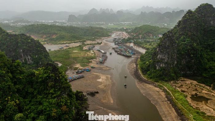 Cảng này có vị trí đặc biệt khi nằm khuất sau những dãy núi đá. Tuy nhiên, do quá trình bồi đắp dẫn đến luồng vào cảng bị thu hẹp, cùng với thủy triều lên xuống khiến các tàu vào đây neo đậu rất khó khăn.