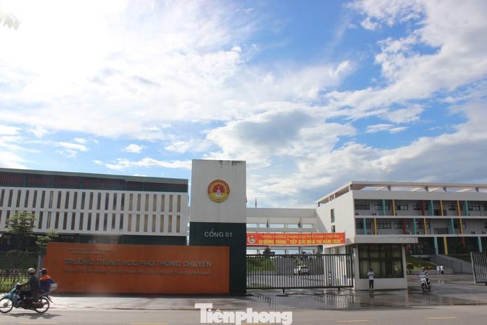 Trường THPT chuyên Tuyên Quang.