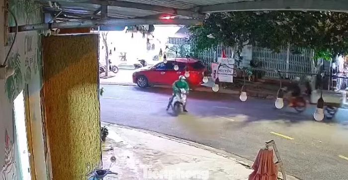 Nghi phạm đi xe máy giống xe mô tô Honda Air Blade màu đỏ - trắng.