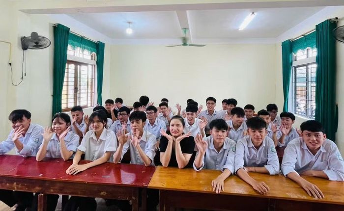 Tập thể nhóm lớp 12A6, Trường THPT Nguyễn Đình Liễn.