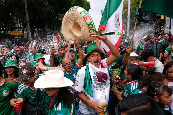 Người hâm mộ Mexico đang phát cuồng với chiến thắng của đội nhà và tràn ra khắp các đường phố để ăn mừng.