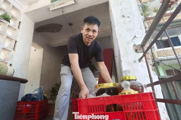  Người dân tất bật thu dọn tài sản, chia tay căn hộ đã gắn bó gần nửa thế kỷ trước khi chuyển đến nơi ở tạm. 